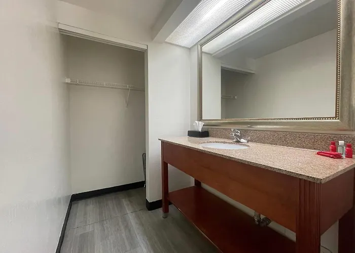 Howard Johnson By Wyndham University/phoenix Hotel 3*